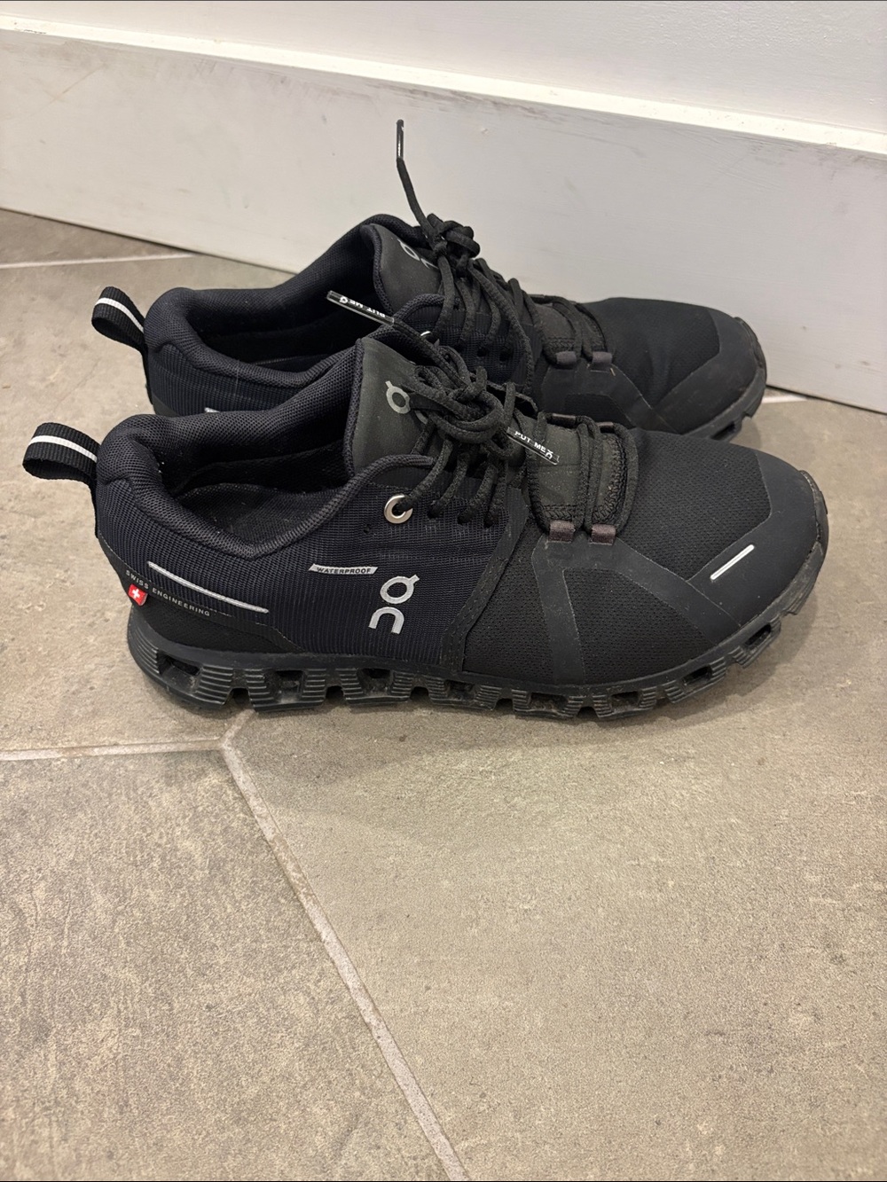 On Running Women’s Cloud Sneakers in Black waterproof